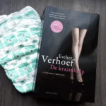 De kraamhulp van Esther Verhoef. Lees de boekrecensie.